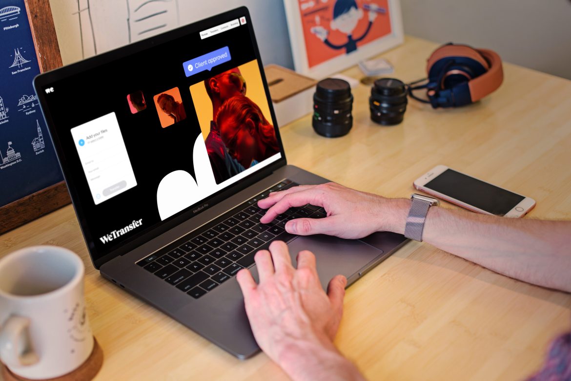 Wetransfer-sur-ecran-ordinateur utilisateur sur wetransfer en train de télécharger ou envoyer des fichiers