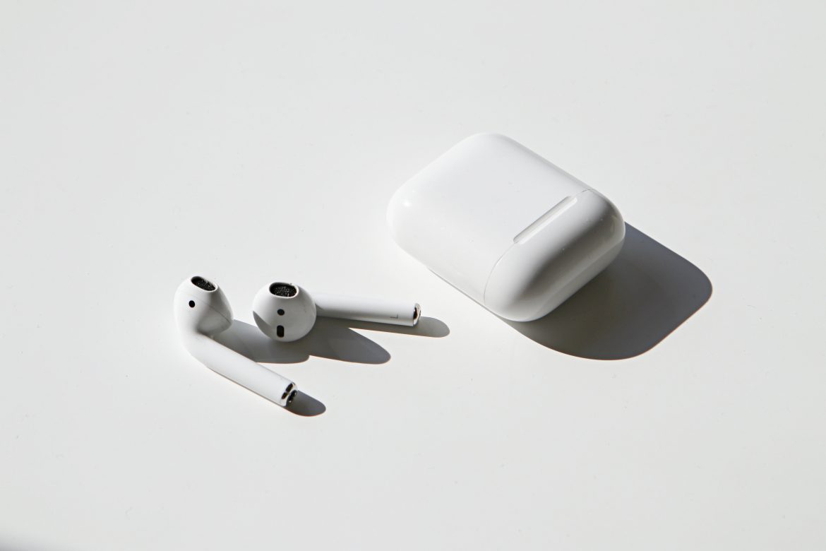 Des écouteurs Airpods d'Apple reconditionnés sur une table
