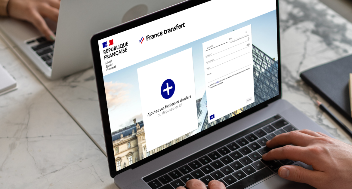 France transfert wetransfer Personne en train d'utiliser France transfert sur un écran d'ordinateur pour l'envoi de fichier en alternative à Wetransfer