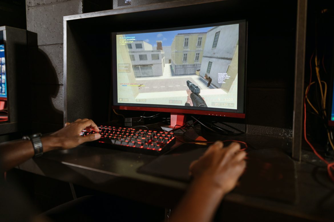 Gamer jouant à un jeu vidéo FPS sur PC