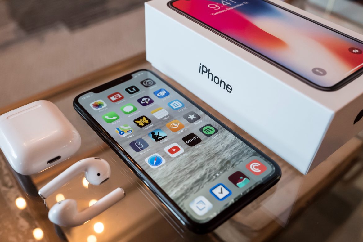 iPhone et Airpods reconditionnés sur une table