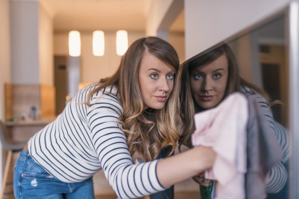 femme qui nettoie sa télévision avec un chiffon pour écrans